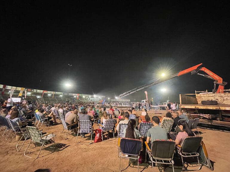 Más de 1.000 personas asistieron en vivo a la preparación de la pizza y se necesitó de una grúa para completar el proceso.