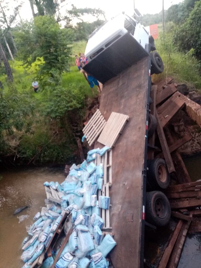 Futuro acceso al Gran Hospital del Sur cortado por caída de puente de madera en Encarnación.