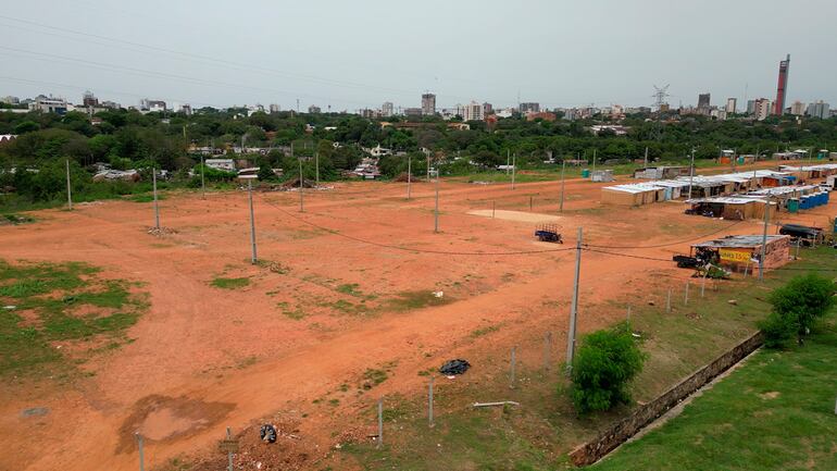 Vista aérea de la zona ya mostraba postes en la división con las casitas de colores el pasado 16 de octubre, cuando ingresó la propuesta de subasta a la Junta.