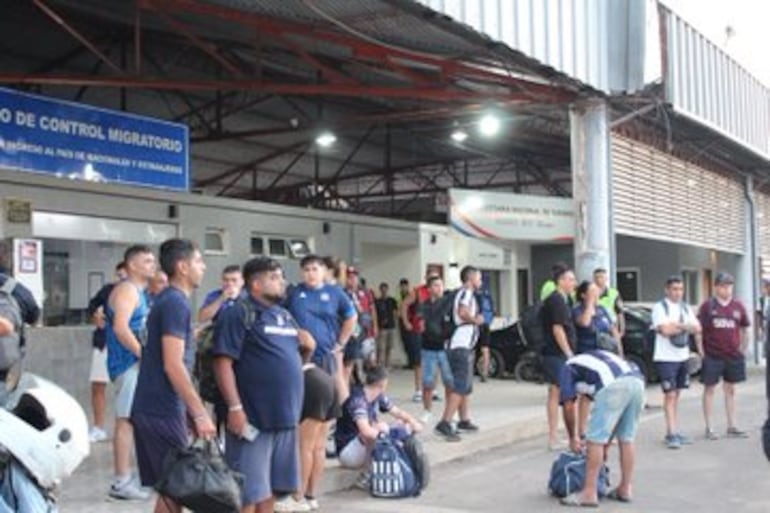 Unos 3.000 hinchas de Talleres y de River Plate ya se encuentran en territorio paraguayo para presenciar el partido de hoy.