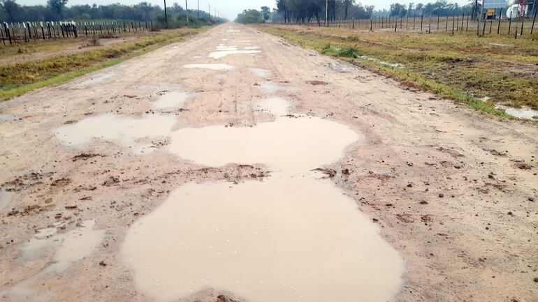 Agua acumulada en el camino que conduce a Fuerte Olimpo, el promedio de lluvia en dicha zona fue de 60 mm.