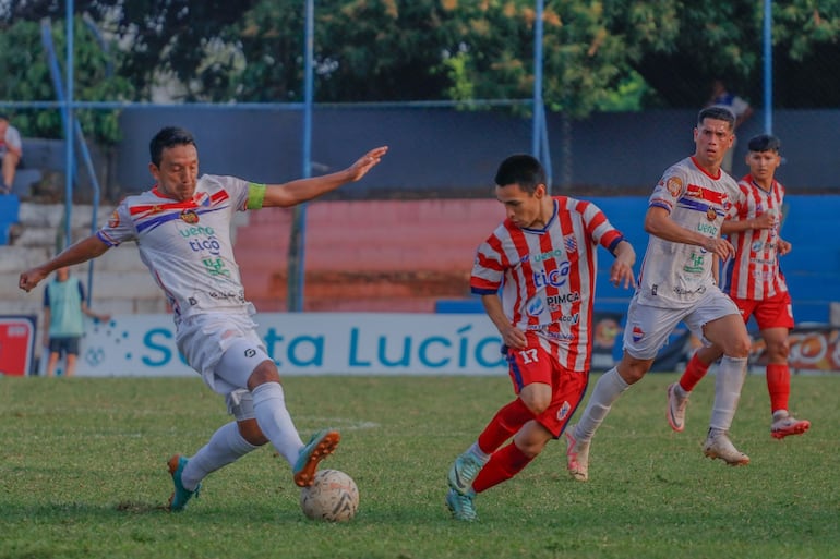 El capitán "alfarero" Cristhian Guzmán disputa por el esférico ante la presencia de Carlos Franco. (Foto: APF)