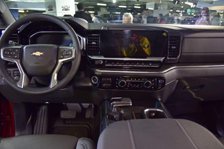 Esta camioneta posee pantalla touch de 13,4″, en la que se puede disfrutar de Android Auto y Apple Carplay sin cables.