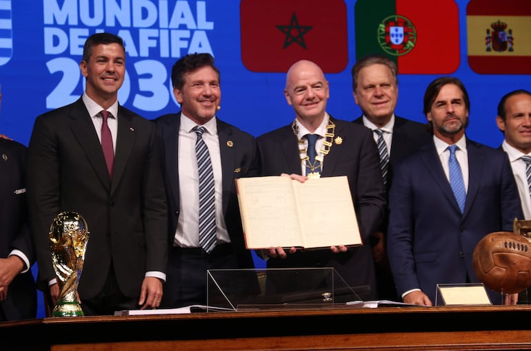 De izq. a der. el presidente de Paraguay, Santiago Peña; el presidente de la Conmebol, Alejandro Domínguez; el presidente de la FIFA, Gianni Infantino;  el presidente de Uruguay, Luis Lacalle Pou, posan tras la firma del acta de realización del Mundial de la FIFA 2030.