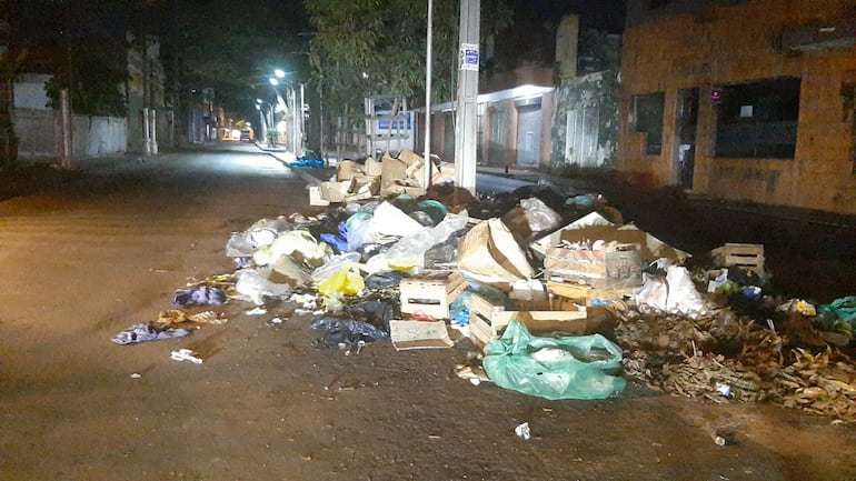 Así quedó la calle Defensores del Chaco zona del Mercado de San Lorenzo.