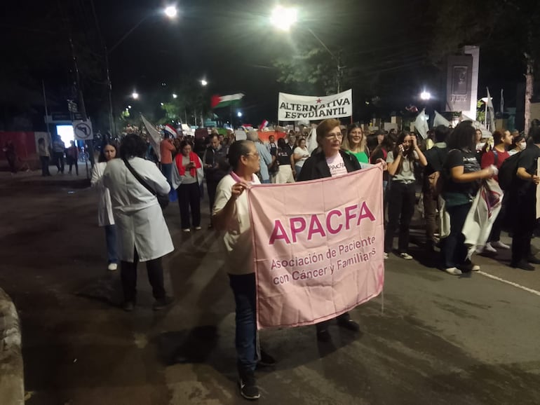 Pacientes con cáncer acompañaron protesta de universitarios contra el  Gobierno y en rechazo de la ley Hambre Cero.