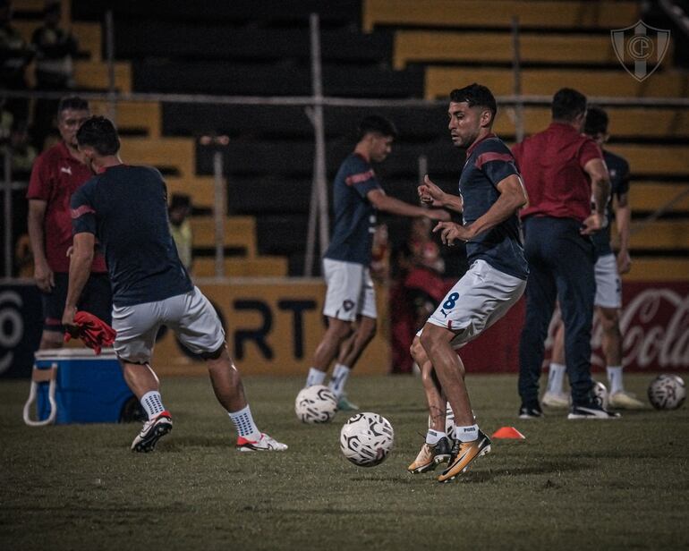 Federico Carrizo (8), uno de los jugadores más importantes en el equipo azulgrana en esta temporada.