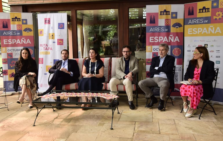 Natalia Salas, Rodrigo Campos, la embajadora Carmen Castiella Ruiz de Velasco, Rafael Ruiz Pérez, Arcadio Martínez y Laura Mesa participaron de la presentación de la agenda "Aires de España".