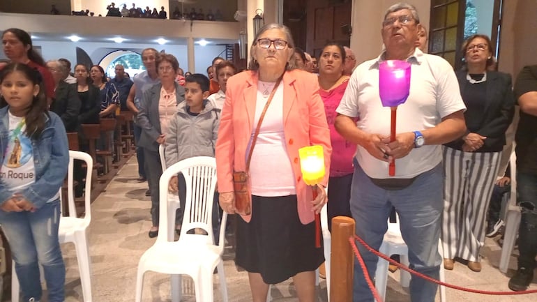 Pidió a los cristianos encender las llamas de la fe y la esperanza en María Santísima.