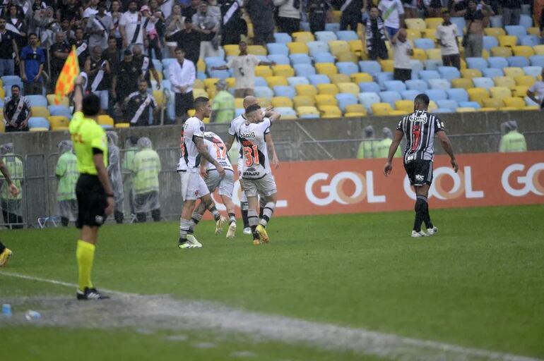 El césped del estadio Maracaná está en mal estado por la cantidad de partidos.