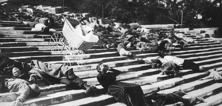 Escena de la escalinata de Odessa en el film El acorazado Potemkin (1925), de Sergei M. Eisenstein.