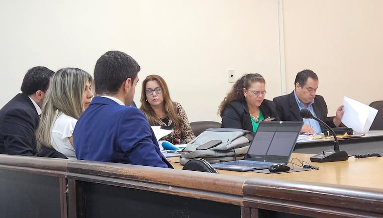 José María Orué Rolandi (1° de la derecha), María Araceli Cotillo (con saco animal print) y Laura Gamarra (de blanco), tres de los cinco condenados por corrupción con el programa "vaso de leche".