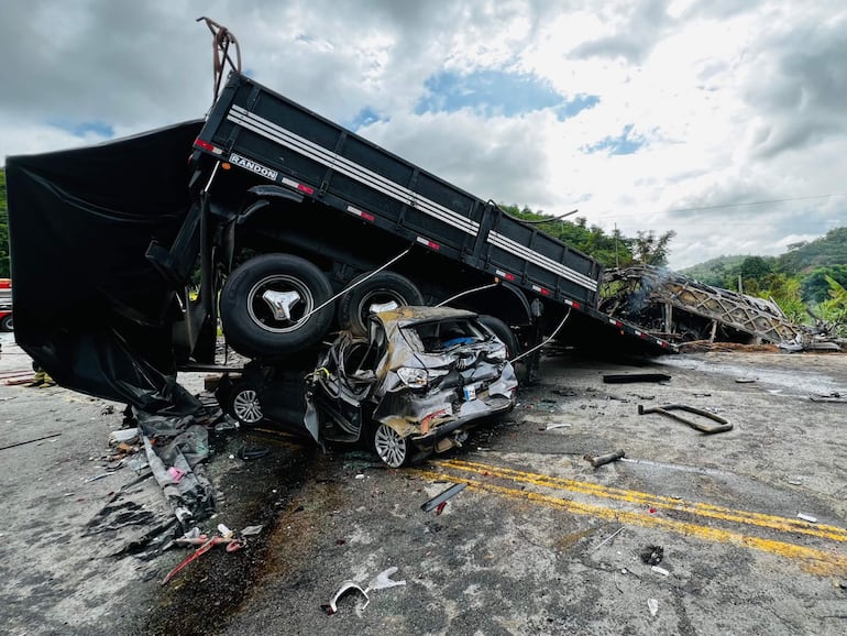 Restos del camión y el automóvil involucrados en el accidente que también afectó a un bus en que viajaban 45 personas.