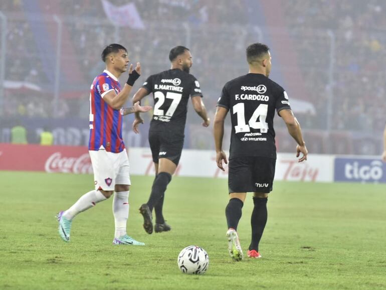 Momentos del superclásico entre Cerro Porteño y Olimpia por la fecha 17 del torneo Apertura 2024 del fútbol paraguayo en el estadio La Nueva Olla, en Asunción.