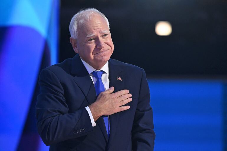 El gobernador de Minnesota y candidato demócrata a la vicepresidencia de 2024, Tim Walz, hace gestos después de hablar en el tercer día de la Convención Nacional Demócrata (DNC) en el United Center en Chicago, Illinois.