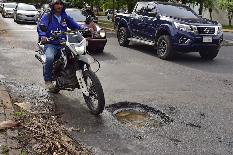 Motociclistas corren un serio riesgo de caer en el enorme bache.