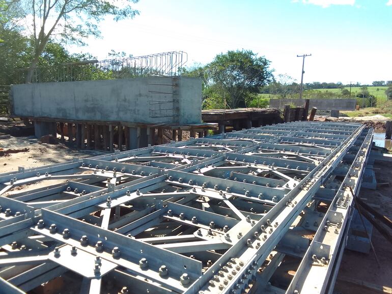 Los materiales de metal para el nuevo puente ya se encuentran en el lugar de la obra y solamente se aguarda la colocación de los mismos