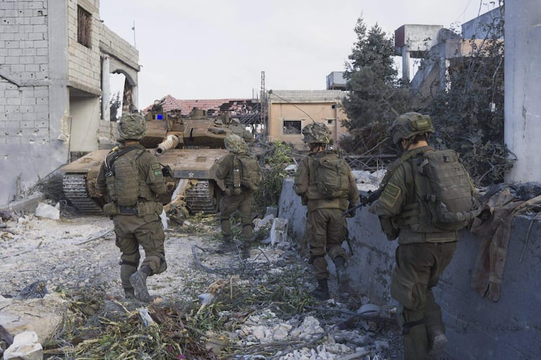 Actividad de las tropas durante la ofensiva terrestre del Ejército de Israel en el sur del Líbano iniciada a principios de mes. El Ejército de Israel ordenó este jueves la evacuación inmediata, en un radio de al menos 500 metros, de edificios en el oriental valle de la Becá y en la urbe de Tiro (sur), supuestamente ubicados “cerca de instalaciones e intereses de Hizbulá”, tras una jornada en la que atacó 150 “objetivos” en el país, como armamento y lanzadores.