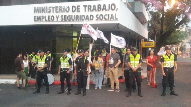 Miembros de la Corriente Sindical Clasista y otros gremios se manifestaron por explosión en la fábrica de Ochsi que afectó a trabajadores.