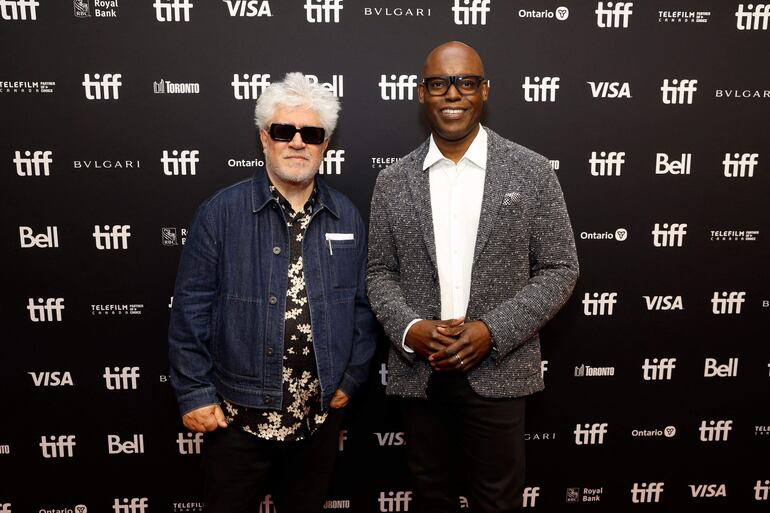 Pedro Almodóvar junto a Cameron Bailey, CEO del TIFF, durante una charla que ofreció el director manchego en Toronto.