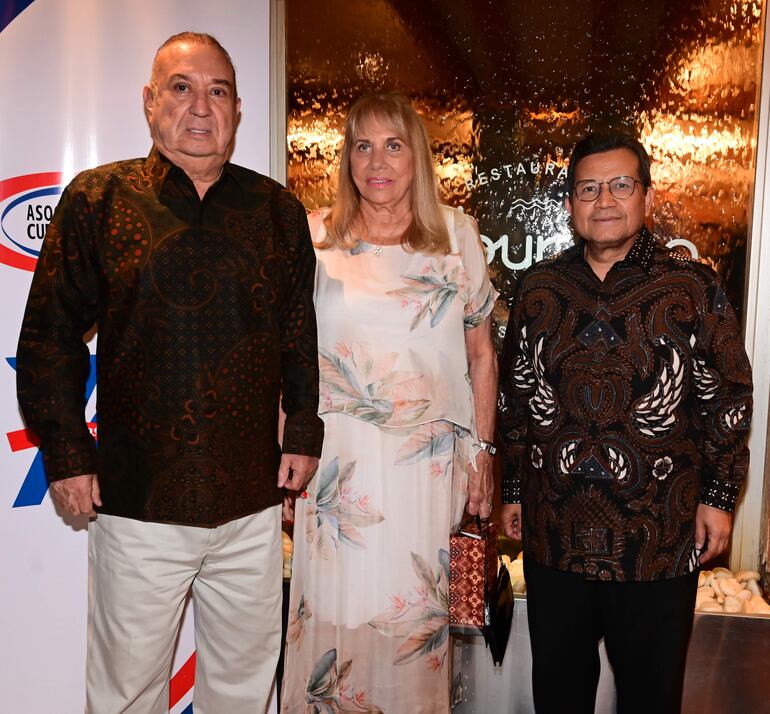 Ricardo Sánchez Abdo, cónsul de Indonesia, Ruth Sánchez y Sulaiman Syarif, embajador de Indonesia. 