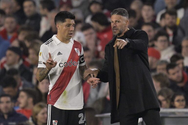 Martín Demichelis, entrenador de River Plate, danto indicaciones al capitán Enzo Pérez.