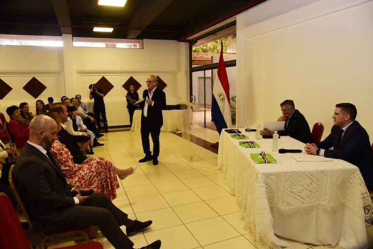 El presidente de la CEAL, Roberto Zamora (de pie), se dirige a los estudiantes en la presentación del proyecto tecnológico.