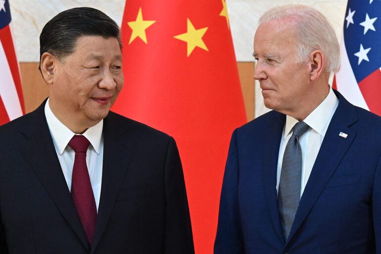 El presidente de China, Xi Jinping (i) y el mandatario de Estados Unidos, Joe Biden.