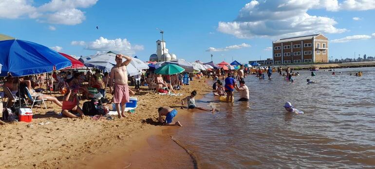 Miles de veraneantes sofocan el calor en la playa San José, de Encarnación. 