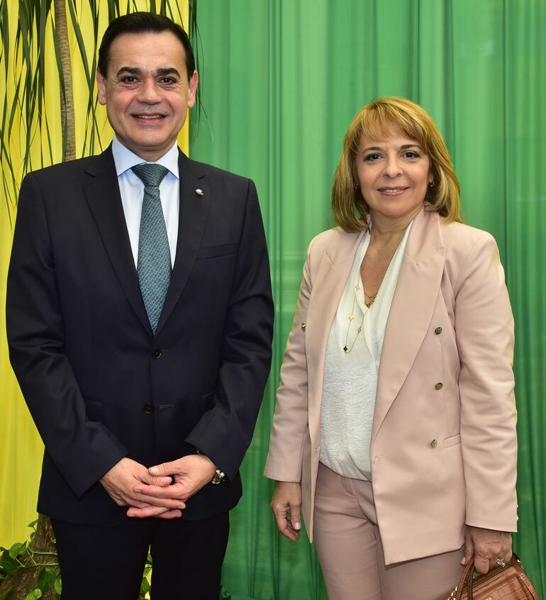 El Canciller Nacional, Rubén Ramírez Lezcano y Adriana de Ramírez.