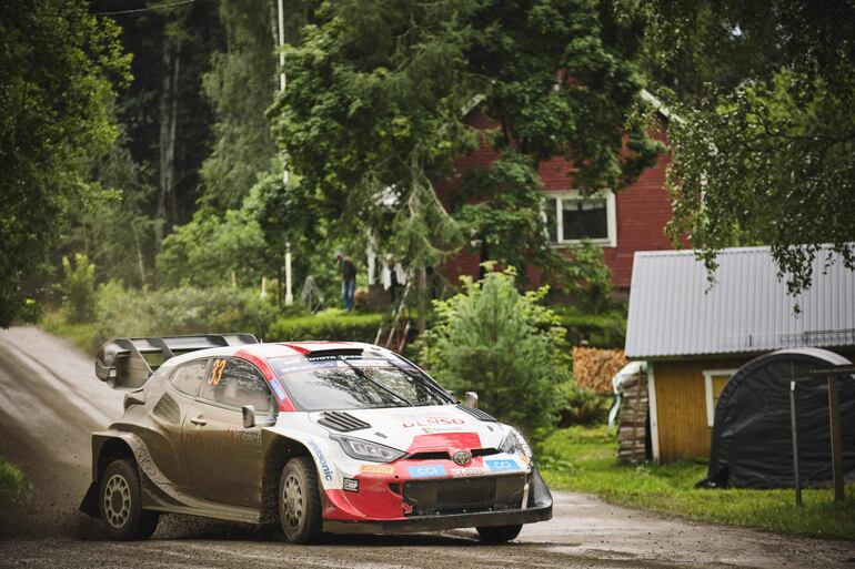 Gran perfomance hasta aquí de Elfyn Evans y Scott Martin en el Rally de Finlandia, que estuvo marcado por la lluvia y el barro.