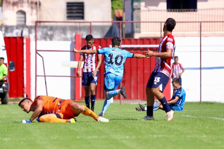 Hugo Santacruz (10) sale a festejar el tanto que representó el triunfo de Atlántida Sport Club. (Foto: APF)