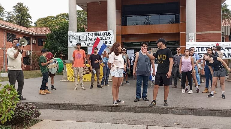 Estudiantes autoconvocados de distintos gremios rechazaron el acuerdo obtenido de la financiación del arancel cero con la fuente 10.