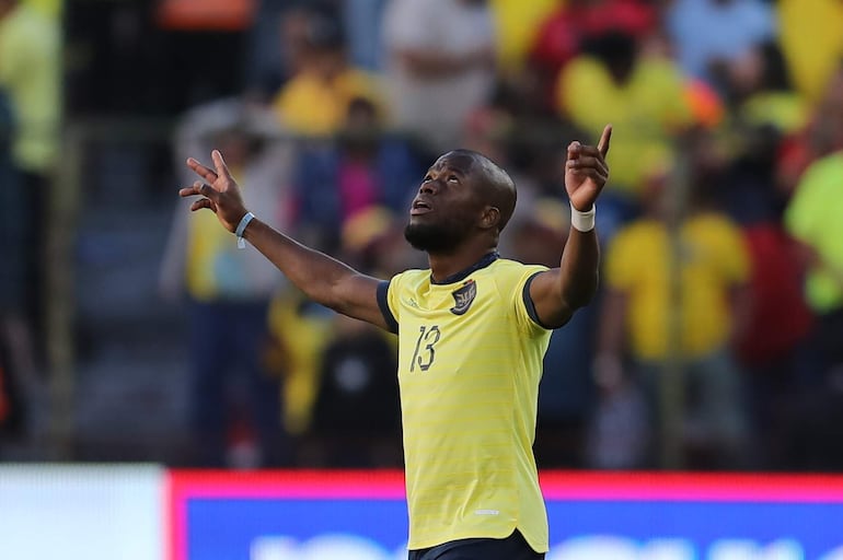 Enner Valencia celebra mirando al cielo luego de marcar su gol.