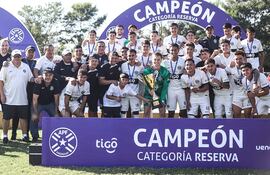 Los jugadores, cuerpo técnico y staff celebran la conquista del torneo Apertura 2024 del fútbol paraguayo en la Categoría Reserva.