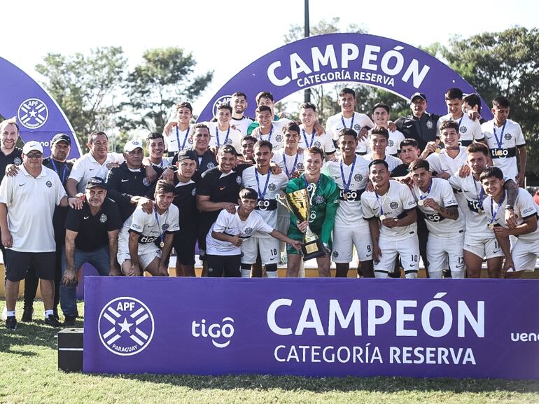 Los jugadores, cuerpo técnico y staff celebran la conquista del torneo Apertura 2024 del fútbol paraguayo en la Categoría Reserva.