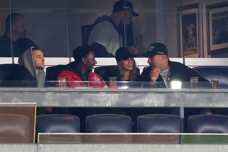 Taylor Swift y Travis Kelce disfrutaron con dos amigos del encuentro entre Cleveland Guardians y New York Yankees. (Mike Stobe/Getty Images/AFP)