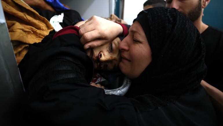 Una mujer abraza el cadáver de un menor que murió en una operación del ejército israelí.