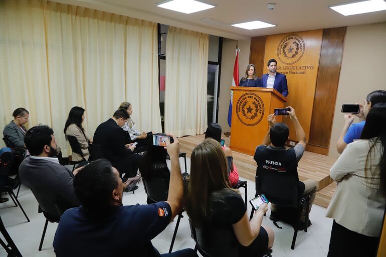 Conferencia de prensa de los legisladores denunciantes.