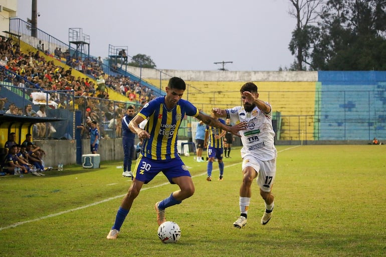 El atacante "escobero" Santiago Santacruz intenta ganar sobre la banda derecha. (Foto: APF)