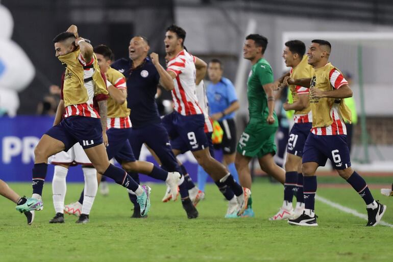 Los jugadores de Paraguay celebran la clasificación a Los Juegos Olímpicos París 2024 y la consagración de campeón del Preolímpico 2024 en el estadio Nacional Brígido Iriarte, en Caracas, Venezuela.