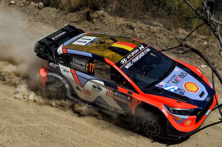 Thierry Neuville es el líder en Grecia