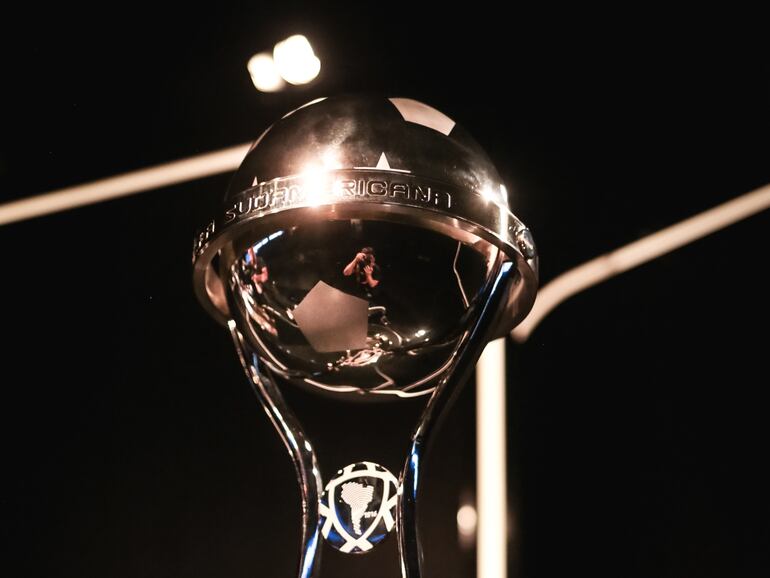 El trofeo de la Copa Sudamericana.