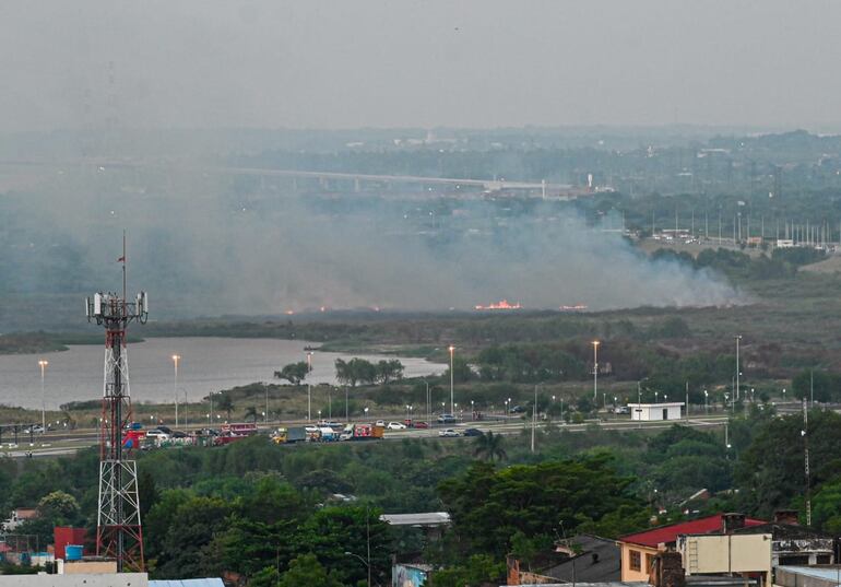 Humo en la Costanera de Asunción