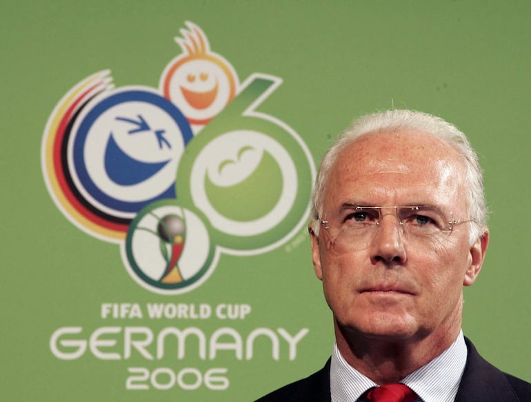 El presidente del comité organizador de la Copa del Mundo de 2006, Franz Beckenbauer, asiste a la sesión matutina del taller del equipo en el Hotel Hilton de Dusseldorf el 6 de marzo de 2006.
