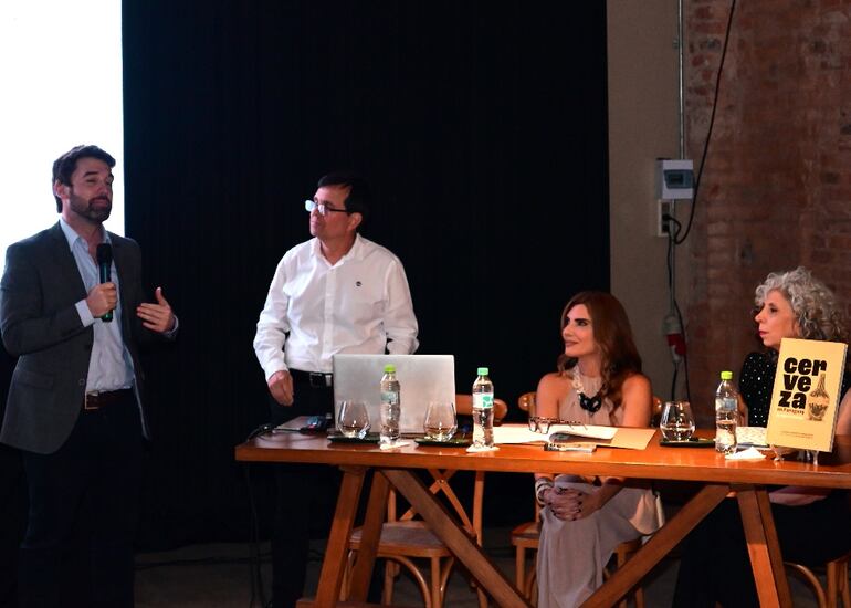 Hugo Alonso, Juan Alberto Migliore, Beatriz Bosio y Celeste Prieto, durante la presentación del libro “Cerveza en Paraguay”.