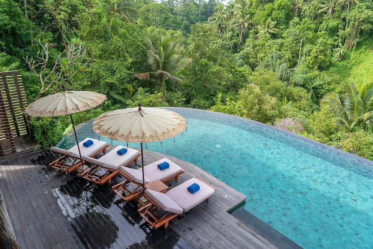 Vista de una piscina yen la selva tropical cerca de Ubud, Bali, Indonesia.