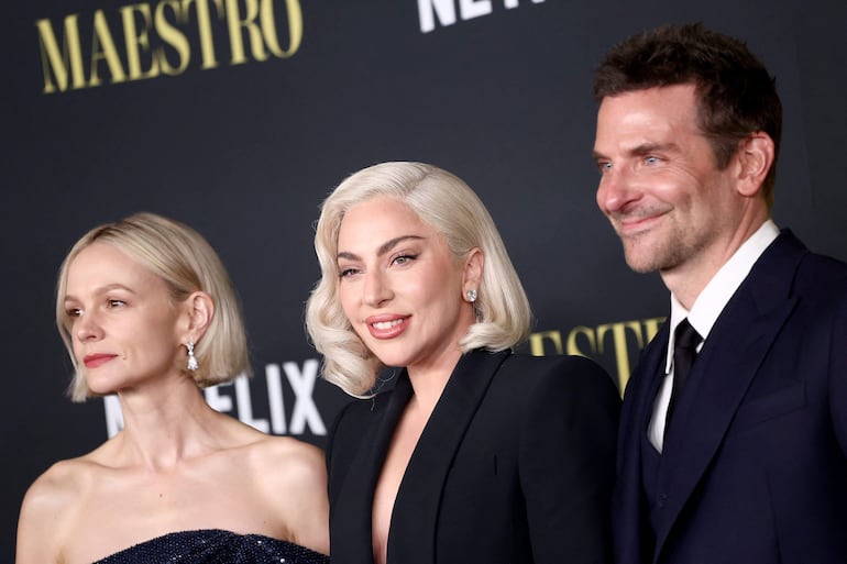 Carey Mulligan, Lady Gaga y Bradley Cooper en el estreno de "Maestro", la película que podrá verse en la plataforma Netflix. (Tommaso Boddi/Getty Images/AFP)
