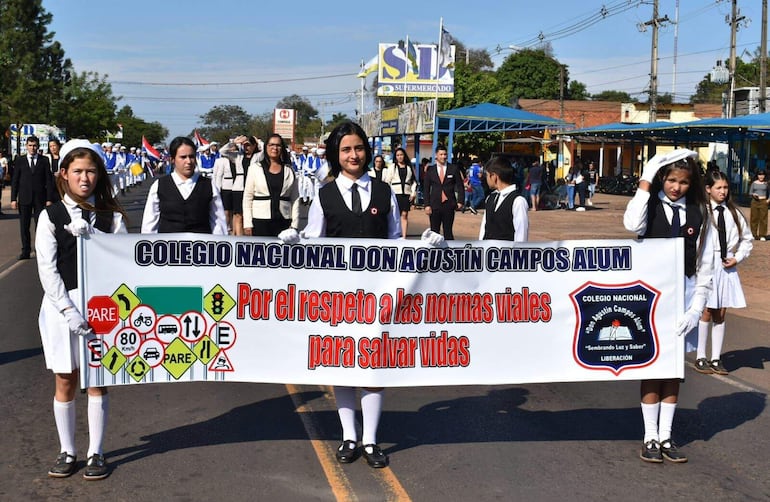 Estudiantes de las distintas instituciones educativas lucieron sus mejores galas en el desfile por el doble acontecimiento de la ciudad de Liberación