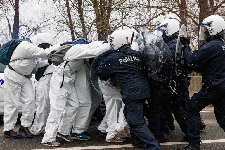 Activistas del colectivo "Código Rojo" fueron reprimidos y arrestados por la policía de Bélgica.